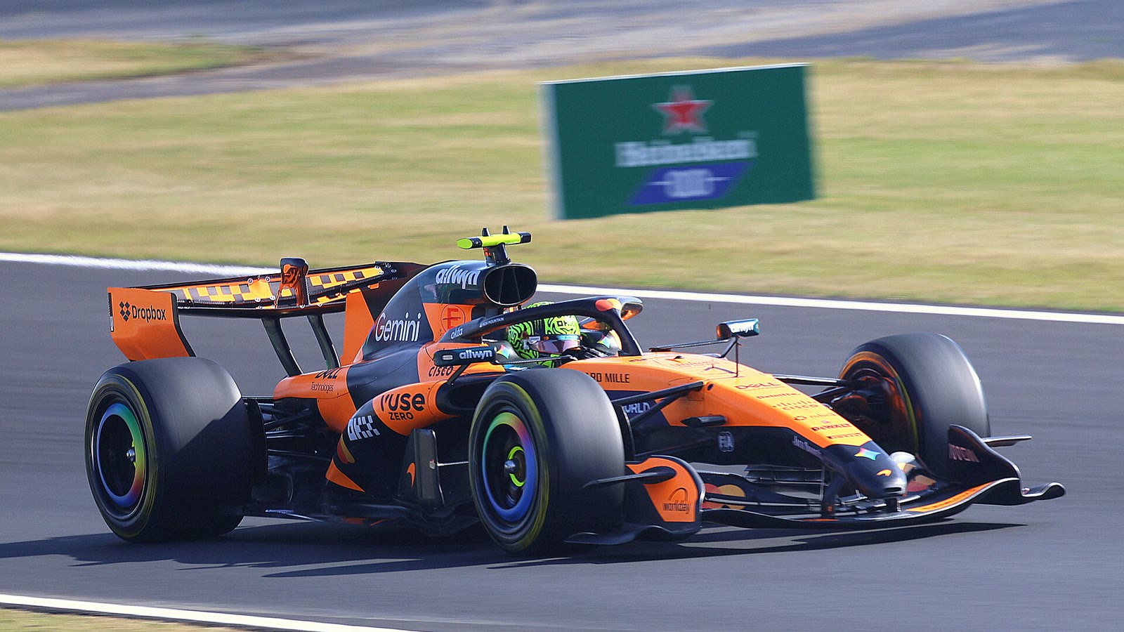 El McLaren MCL40 de Lando Norris entrando en la curva Spoon de Suzuka en el Gran Premio de Japón de 2026
