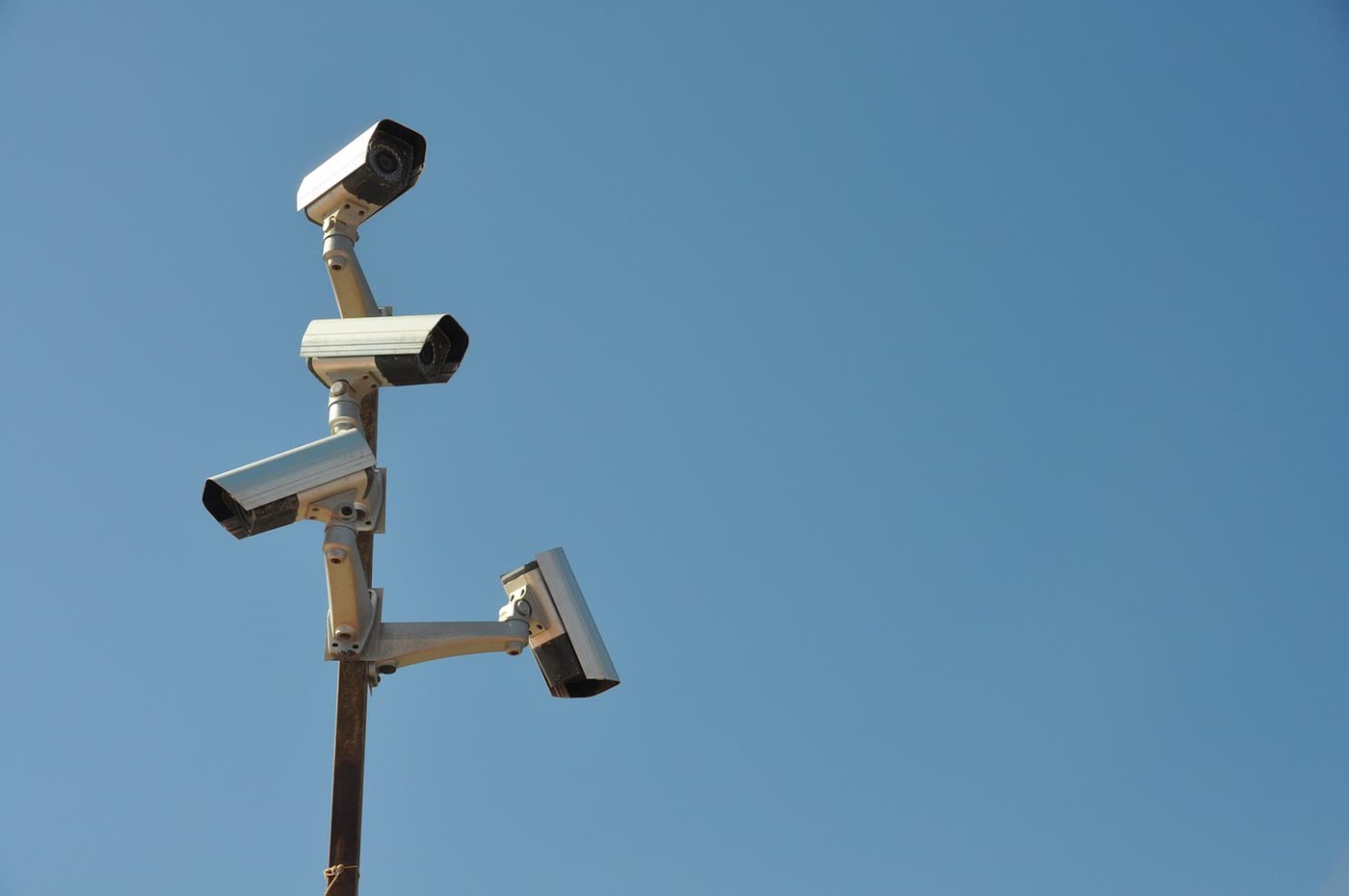 Cámaras de vigilancia de tráfico instaladas en un poste