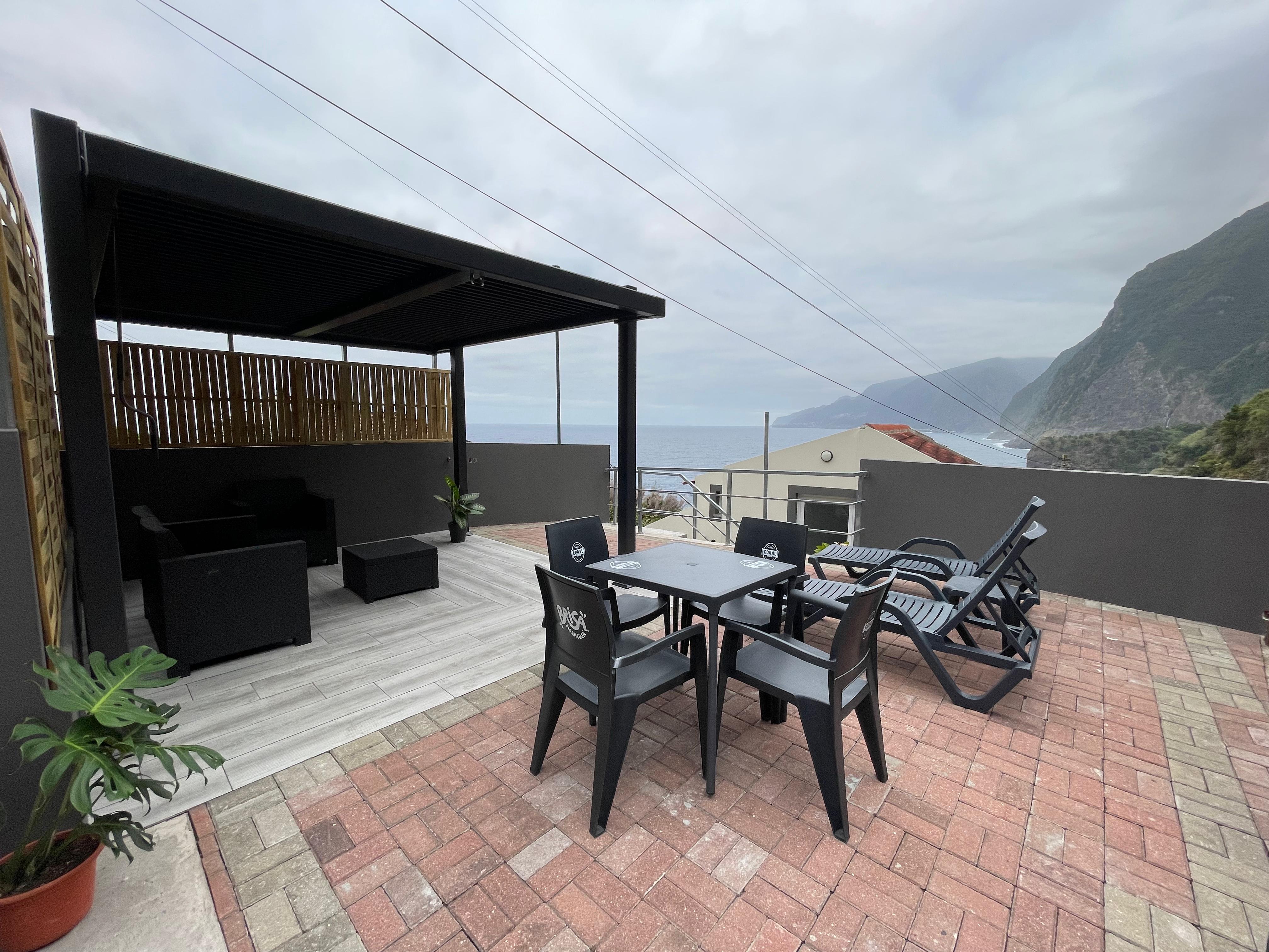 Quintal — vista deslumbrante sobre a costa norte