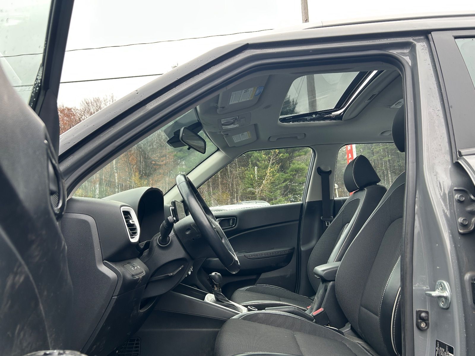 2021 HYUNDAI Venue SEL vignette 5