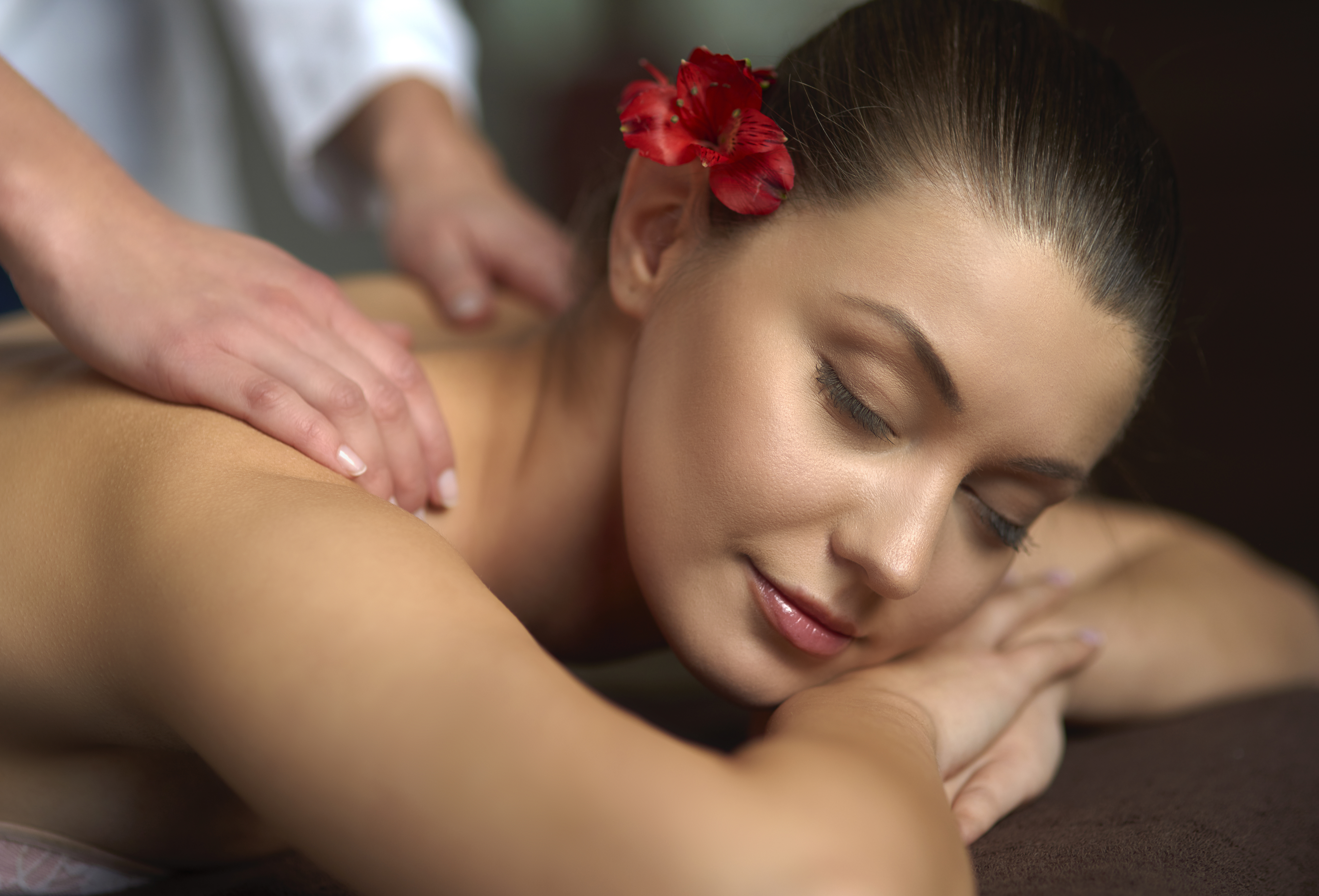 A woman receiving a relaxing massage.