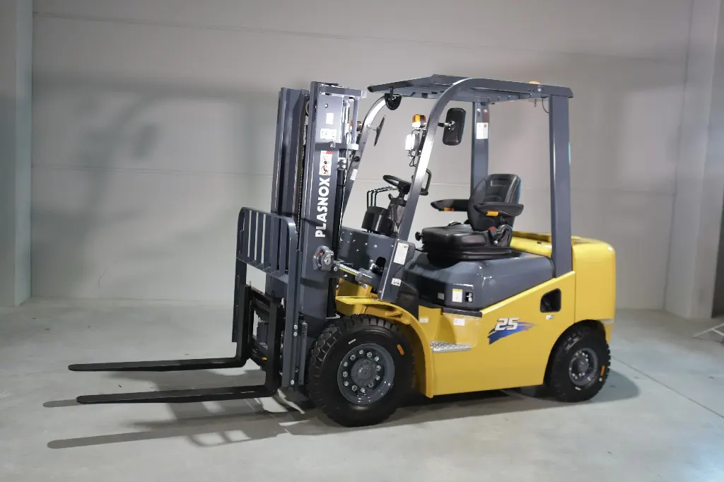 Nova empilhadeira a diesel robusta.