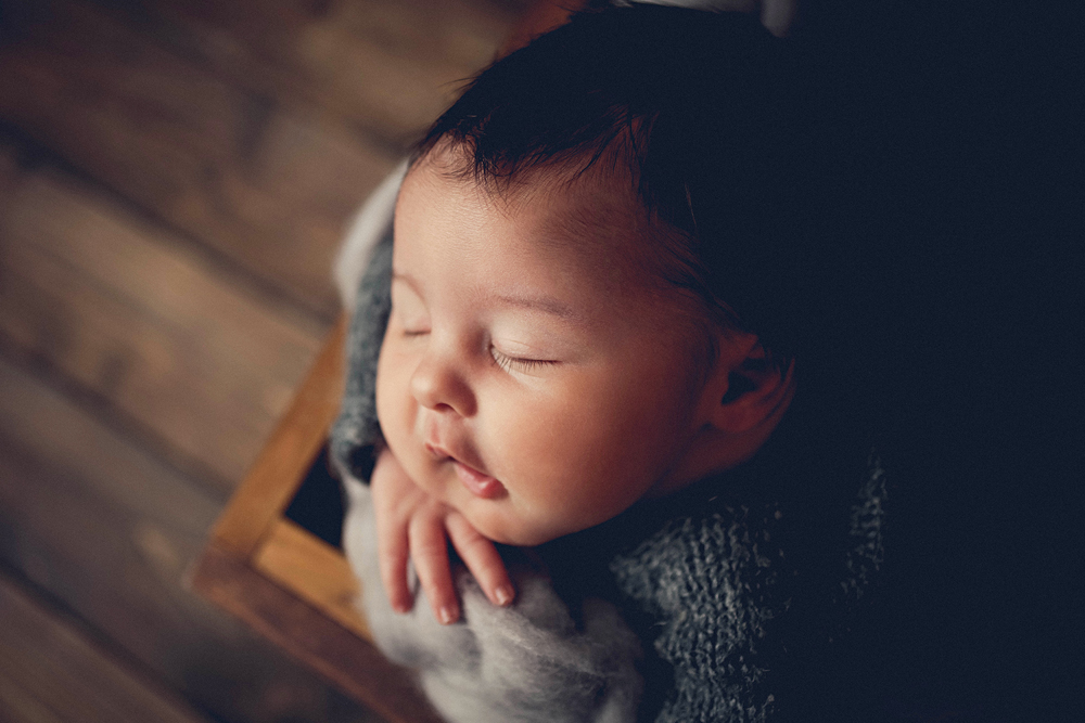 Einfühlsame Neugeborenenfotografie Hamburg - Newborn Art Bild 17