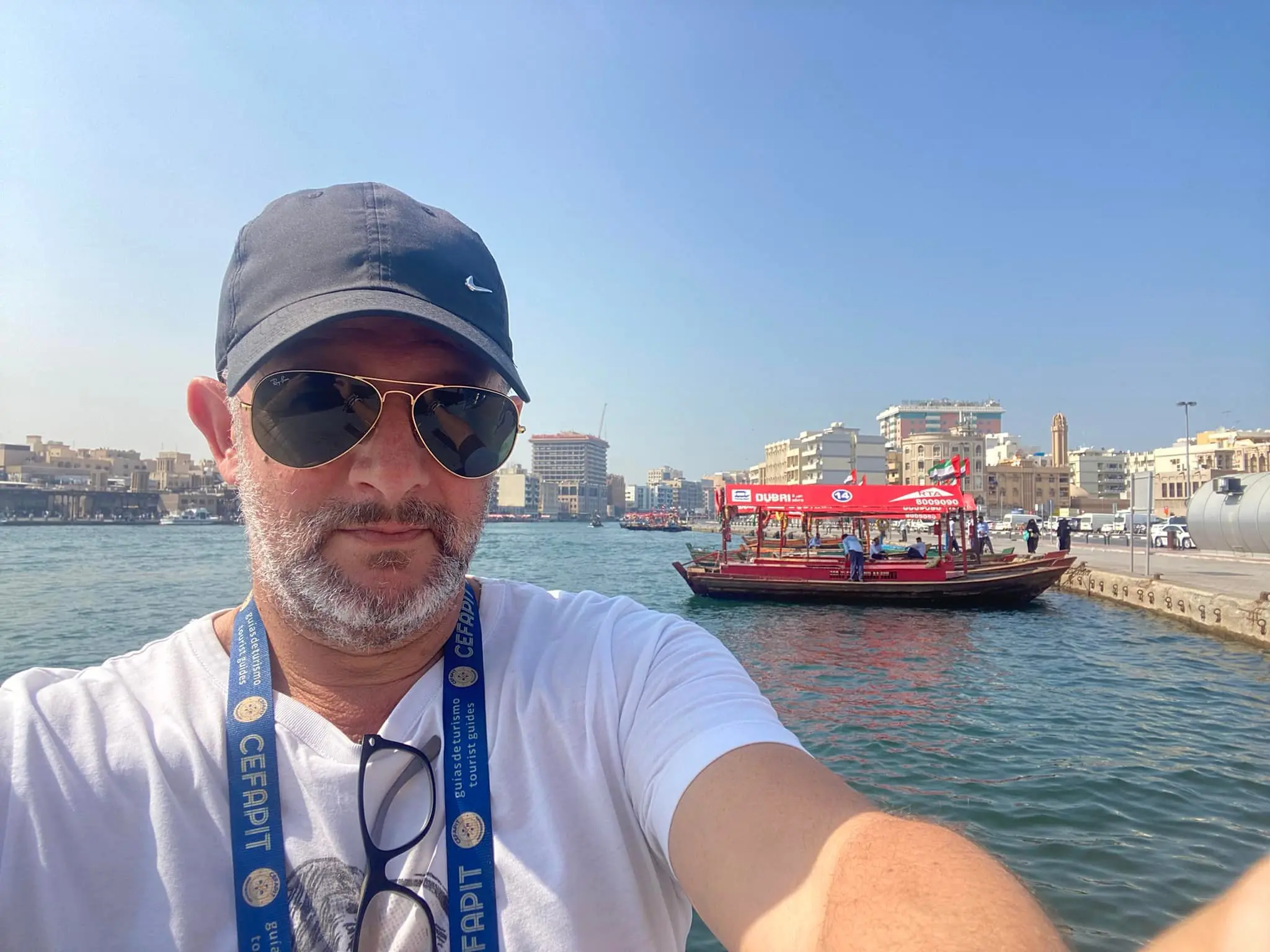 El equipo de guías turísticos acreditados de Guiarte Alicante posando sonrientes.