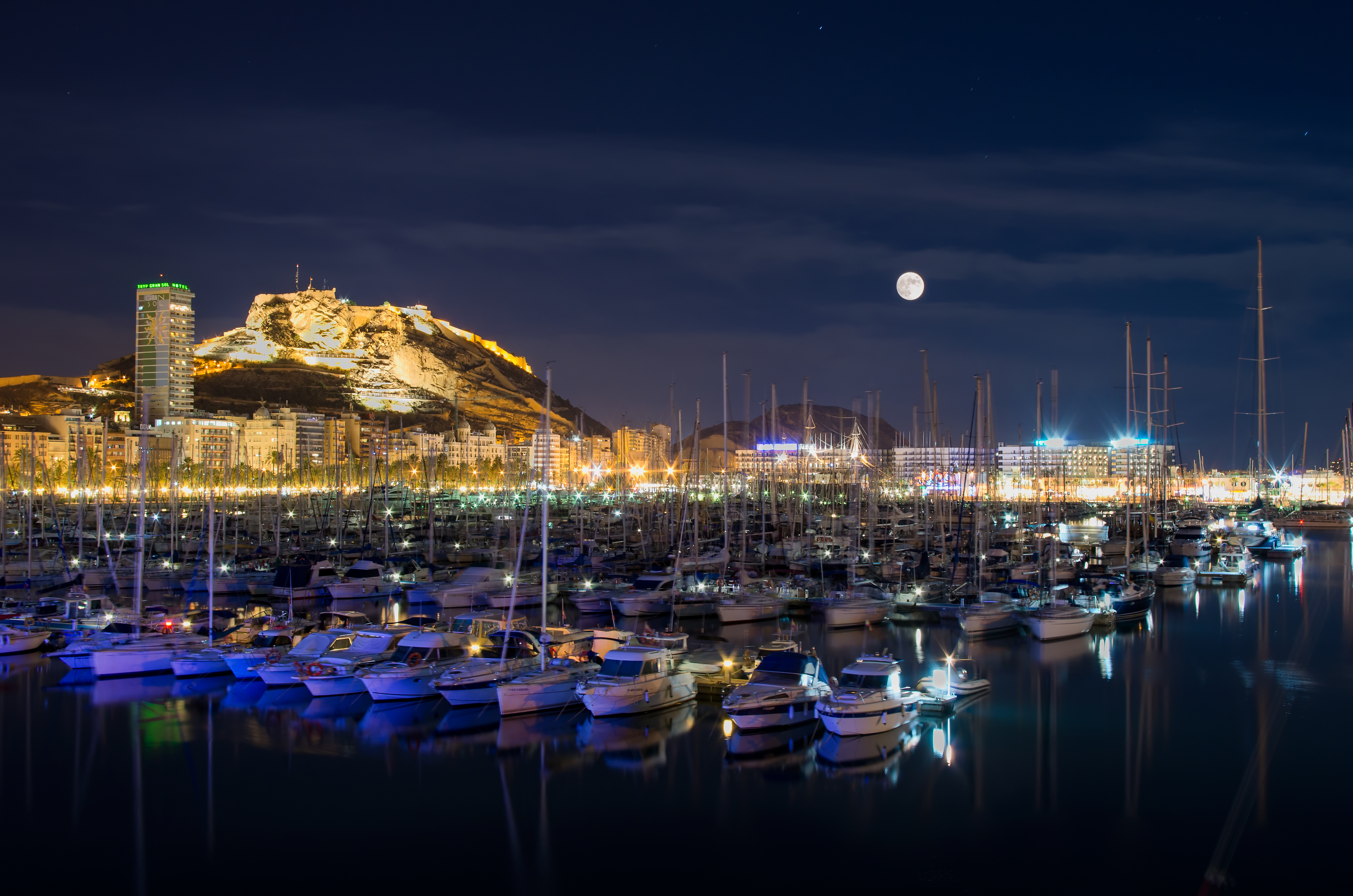 Puerto de Alicante de noche, un destino turístico principal en la Costa Blanca