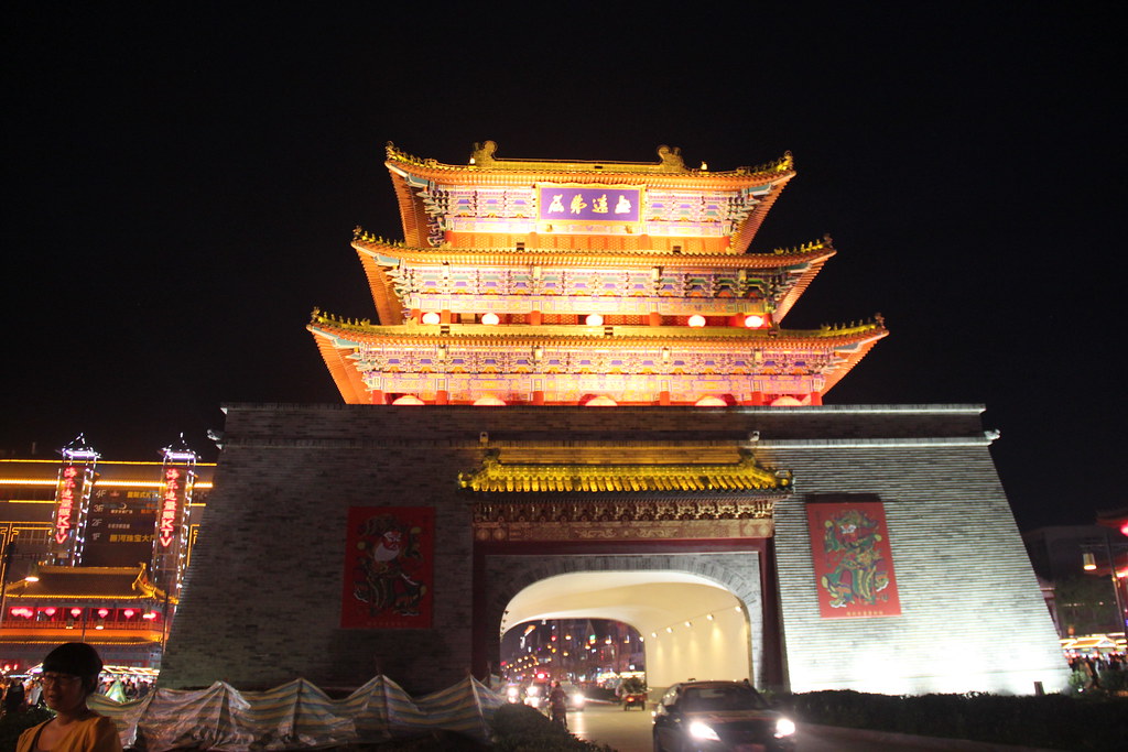 La Gran Muralla China serpenteando a través de exuberantes montañas verdes, un viaje cultural inolvidable.