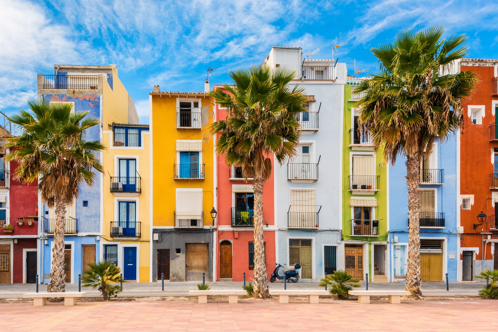 Las vibrantes y coloridas casas colgantes a lo largo del río en Villajoyosa.