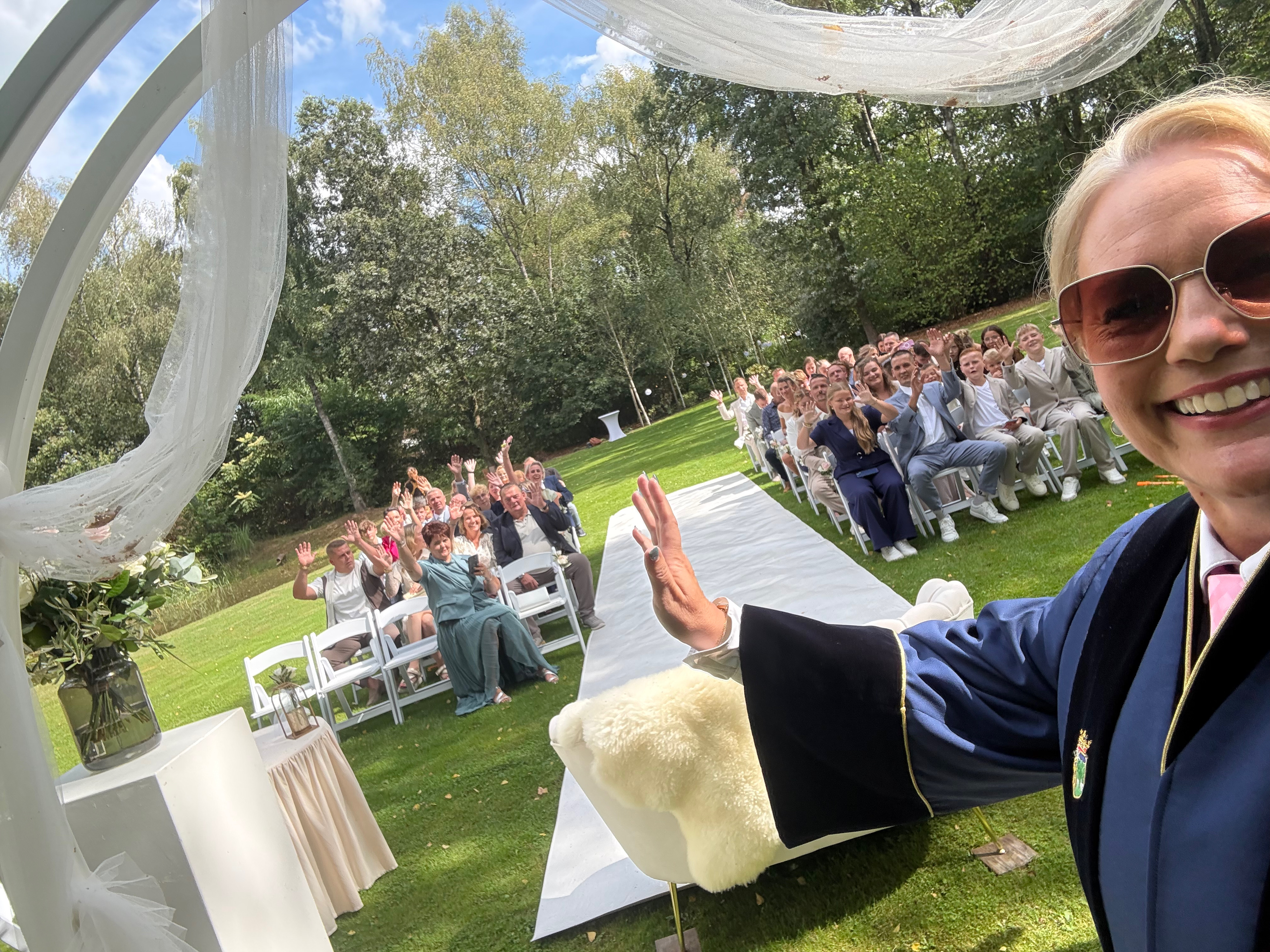 Eest nog even een selfie voor het bruidspaar 