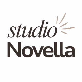 Logo van Studio Novella | Save the dates & Trouwwebsites