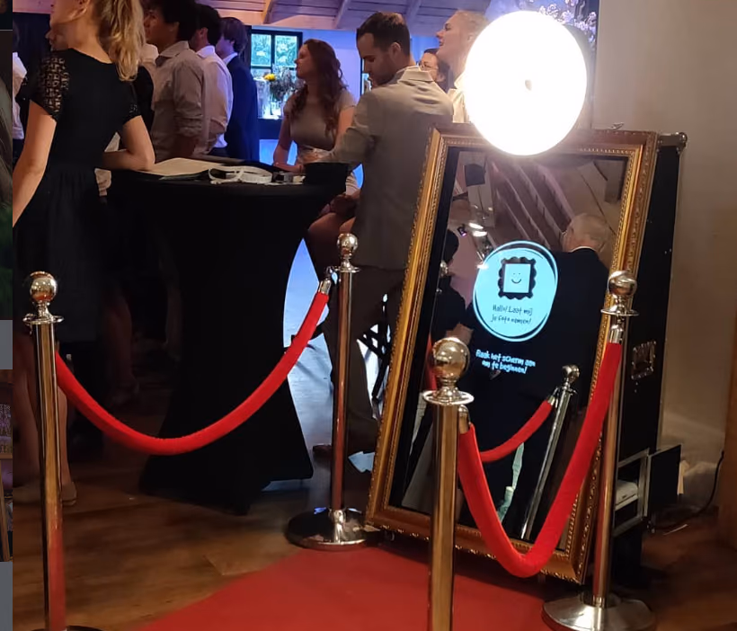 Mirrorbooth met rode loper en koorden tijdens een bruiloft in Overijssel