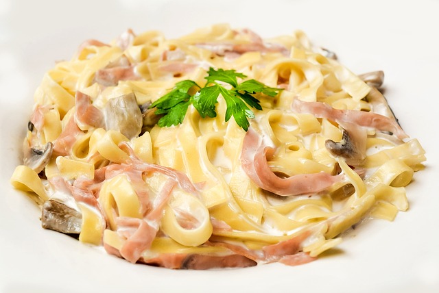Image of Fettuccine Alfredo with Ham and Mushrooms