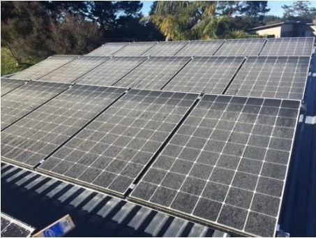 Panneaux solaires sales et poussiéreux