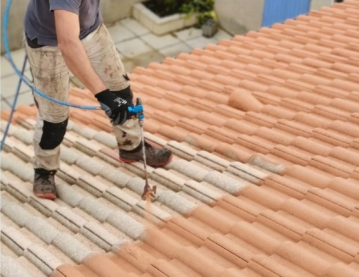 Toiture avec traitement hydrofuge coloré