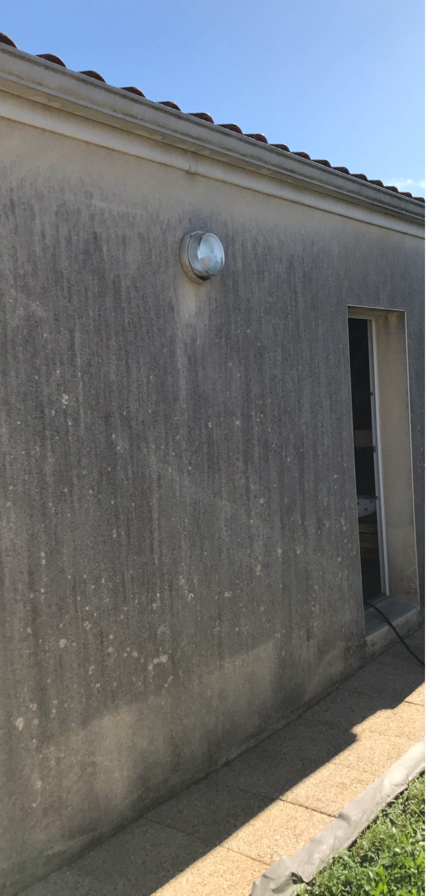 Façade de maison sale avant nettoyage