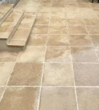 La même terrasse en pierre, propre et rénovée