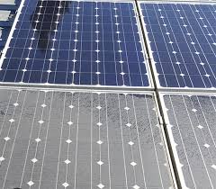 Panneaux solaires brillants sous le soleil