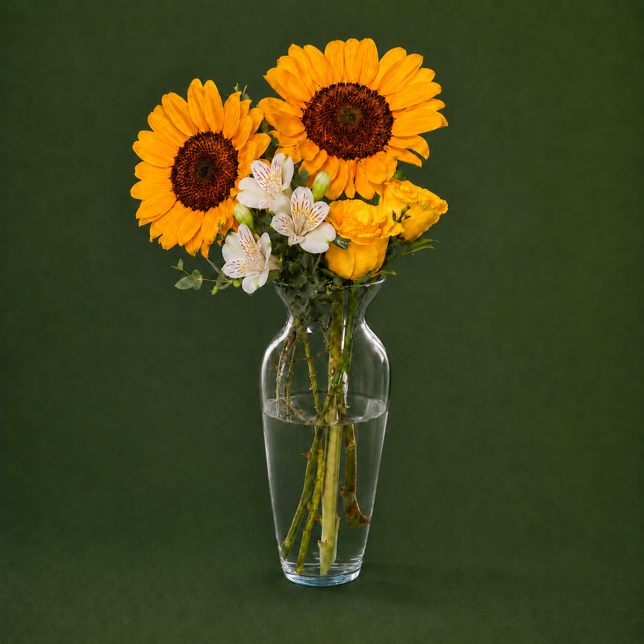 Girasol, astromelia y 2 rosas en florero con envío a domicilio hoy en México