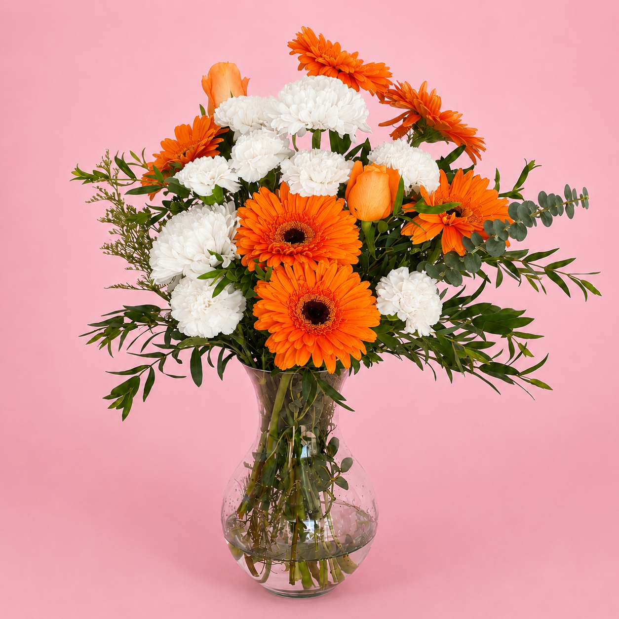Gerberas Naranjas y claveles blancos en Jarrón