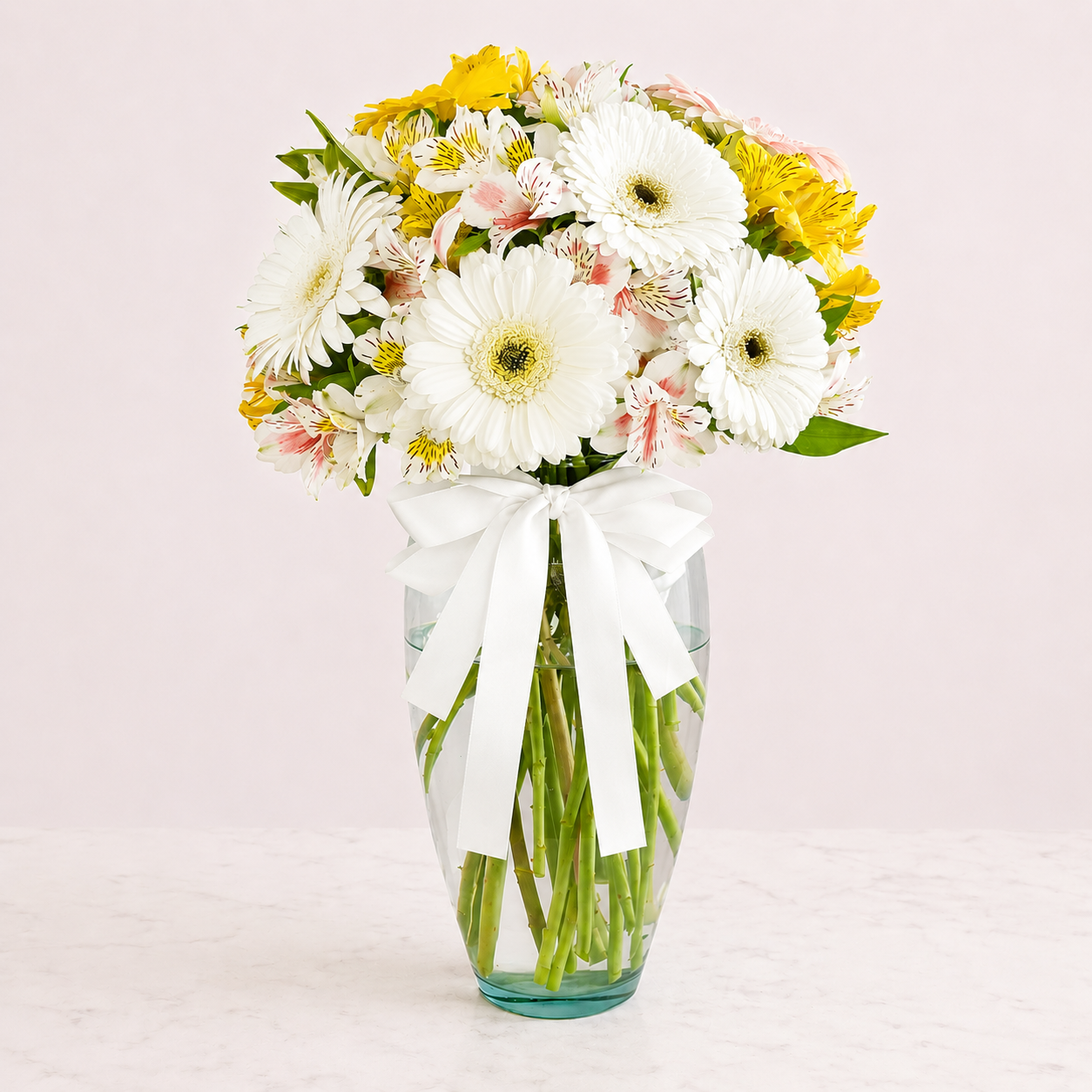 Gerberas y astromelias amarillas y blanco