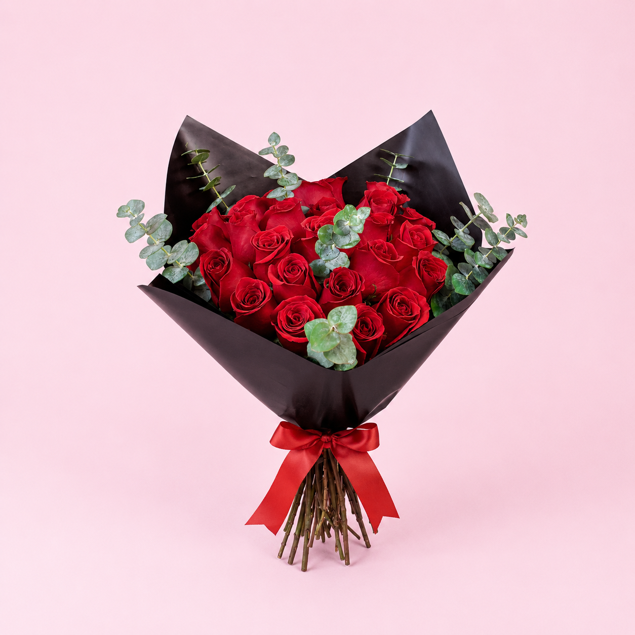 24 Rosas Rojas en Ramo y Eucalipto