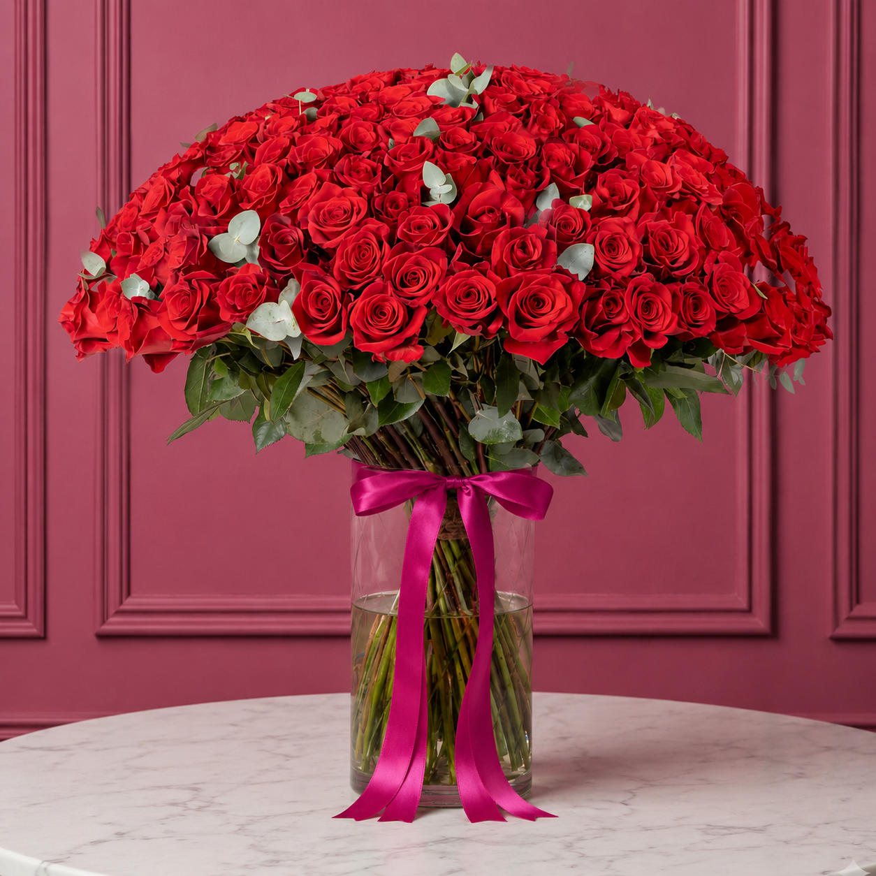 (EN) 200 Rosas Rojas con Eucalipto en Jarrón de Cristal con Cinta