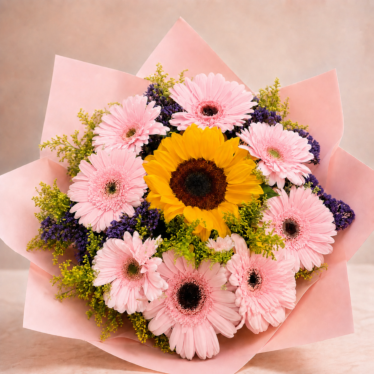 Girasol y Gerberas Rosas con Follaje y Envoltura Rosa