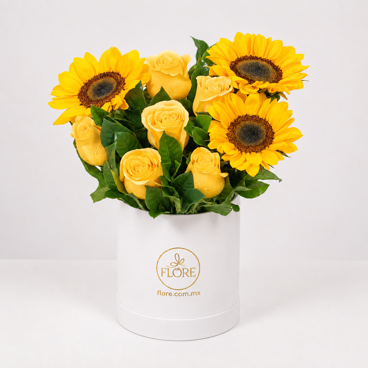 Rosas amarillas y girasoles en caja blanca
