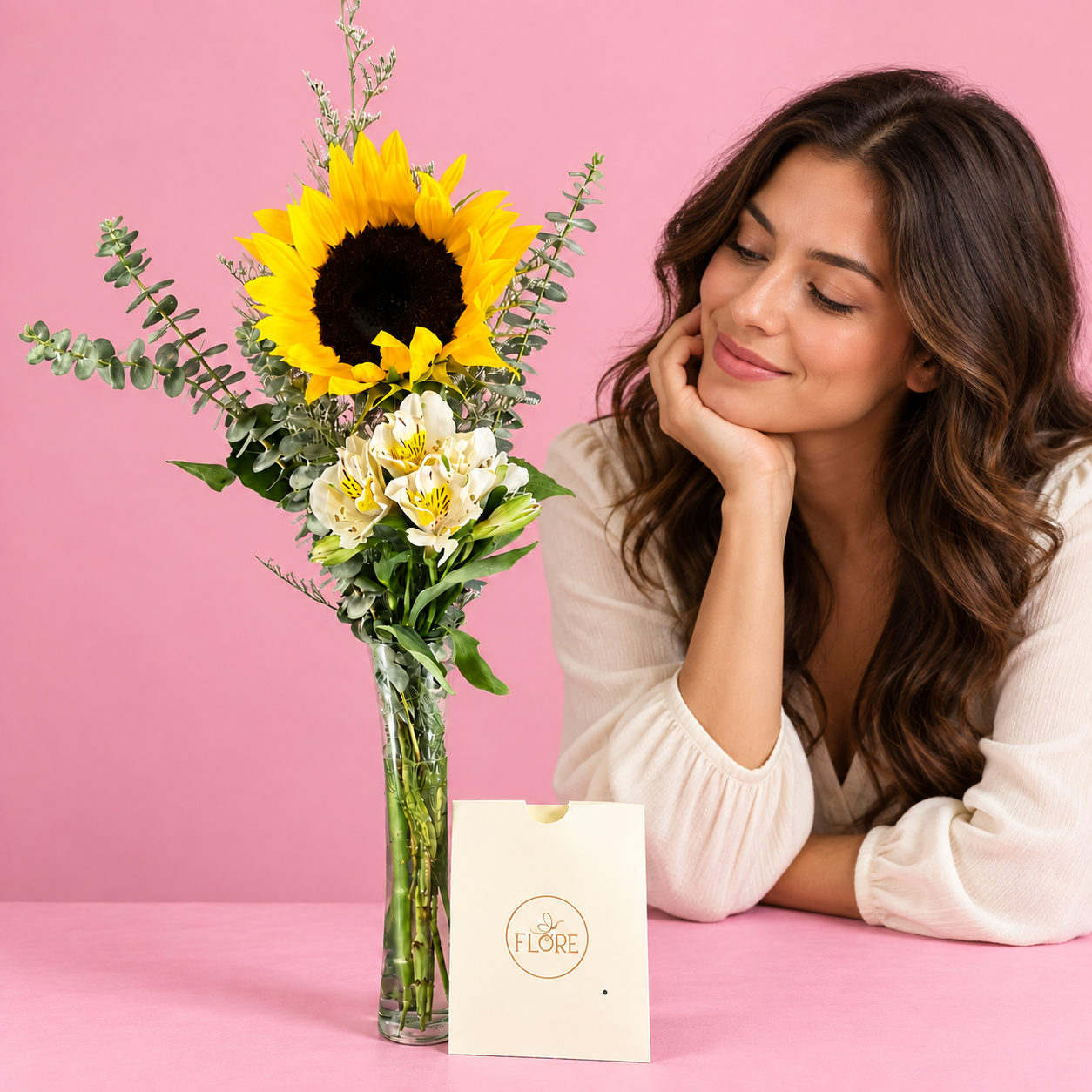 Girasol y Alstroemerias Blancas en Jarrón de Cristal
