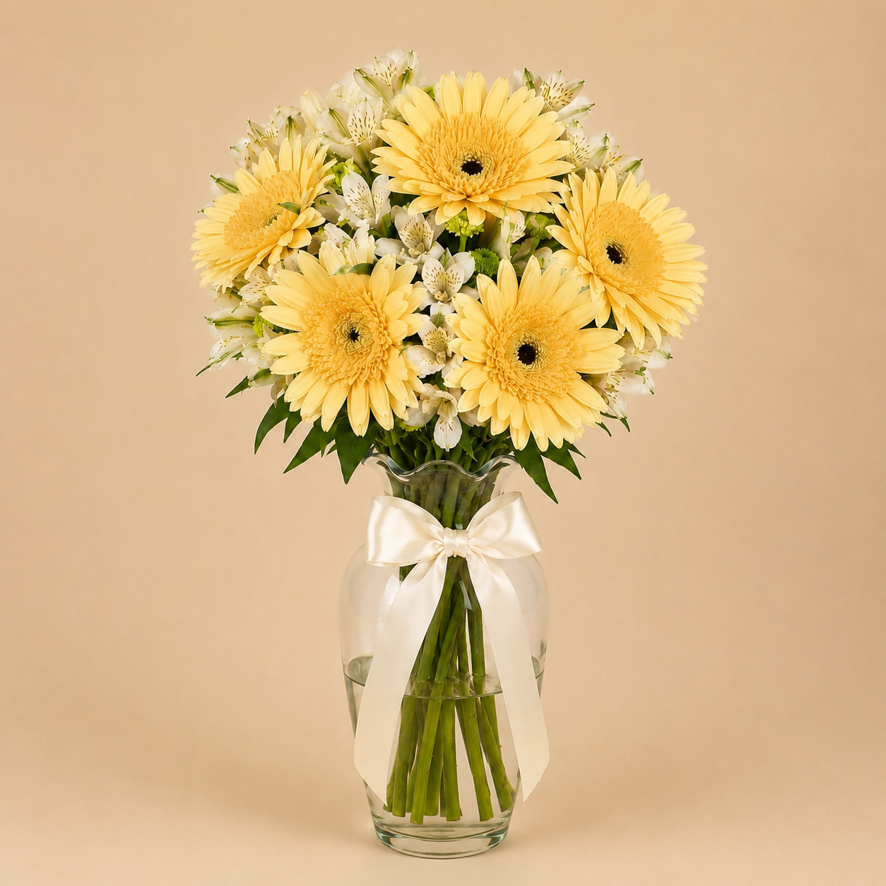 gerberas amarillas y astromelias blancas en jarrón