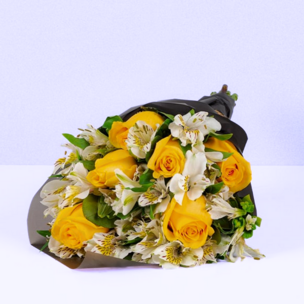 Rosas amarillas y astromelias blancas en ramo