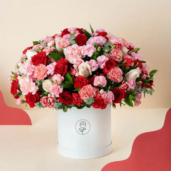 Rosas rojas y blancas con claveles rojos y rositas