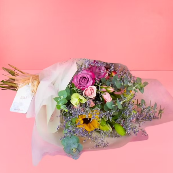 Ramo mixto Girasol, mini rosas, rosas y lirios blancos en ramo