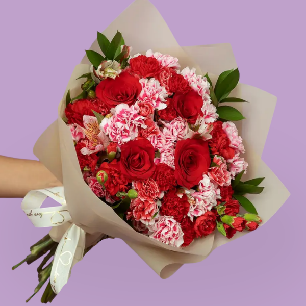 Rosas, mini claveles rojos y claveles rositas en ramo