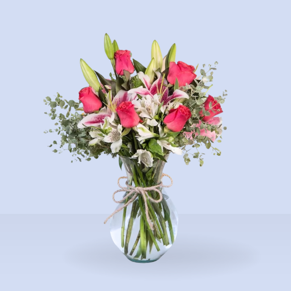 Rosas y lirios rositas con astromelias y eucalipto en florero