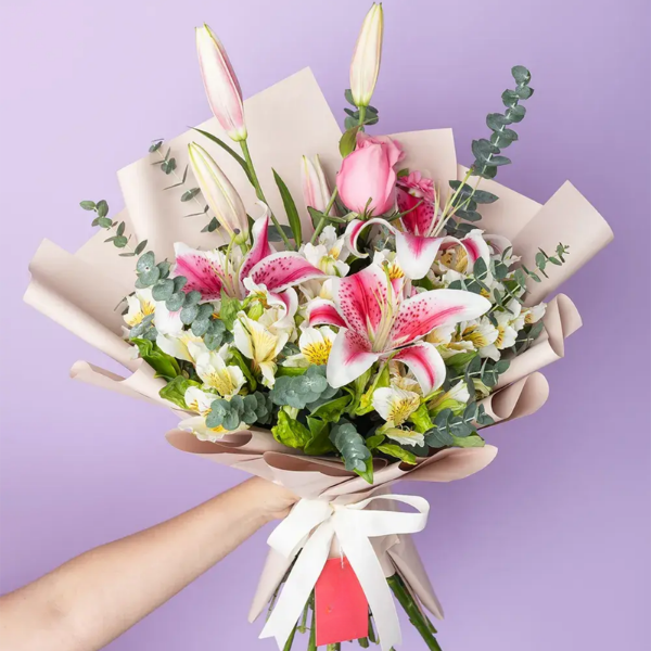 Lirios y rosas rositas con astromelias en ramo