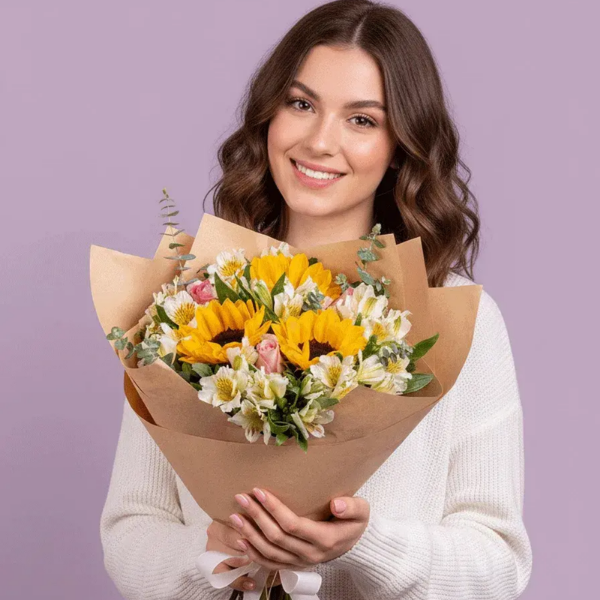 Girasoles y astromelias blancas en ramo