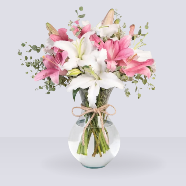 Lirios rositas y blancos en florero