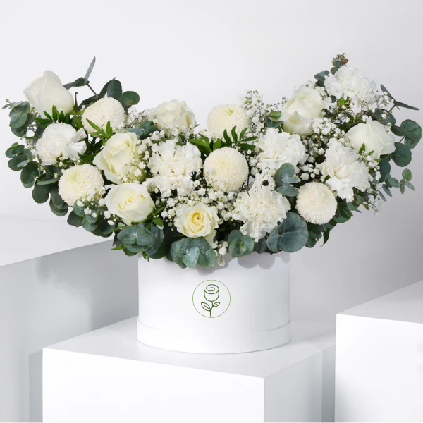 Rosas blancas, crisantemos y claveles en caja