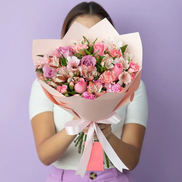 Rosas y claveles rositas con astromelias blancas en ramo