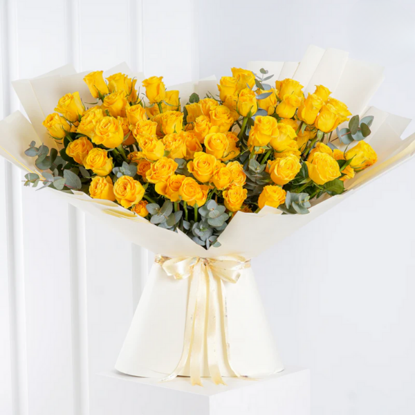 Rosas y mini rosas amarillas en ramo buchon