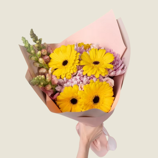 Gerberas amarillas, perritos y roxanas rositas en ramo