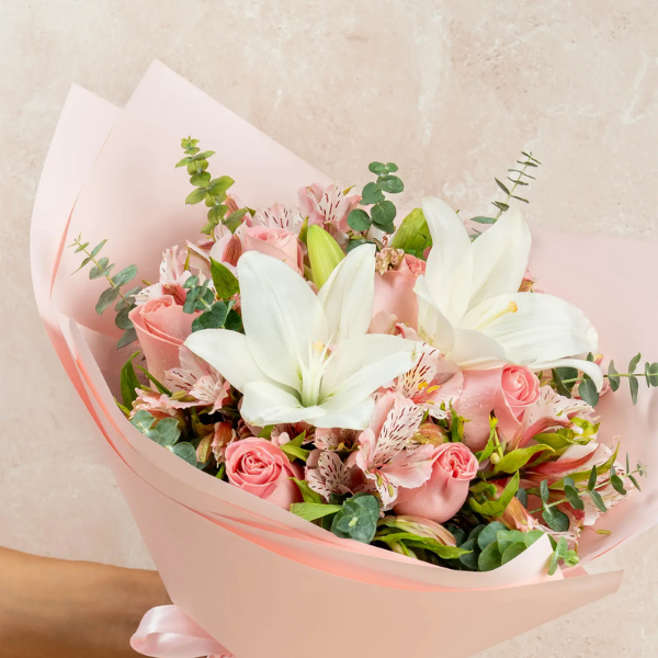 Lirios blancos, rosas y astromelias rositas en ramo