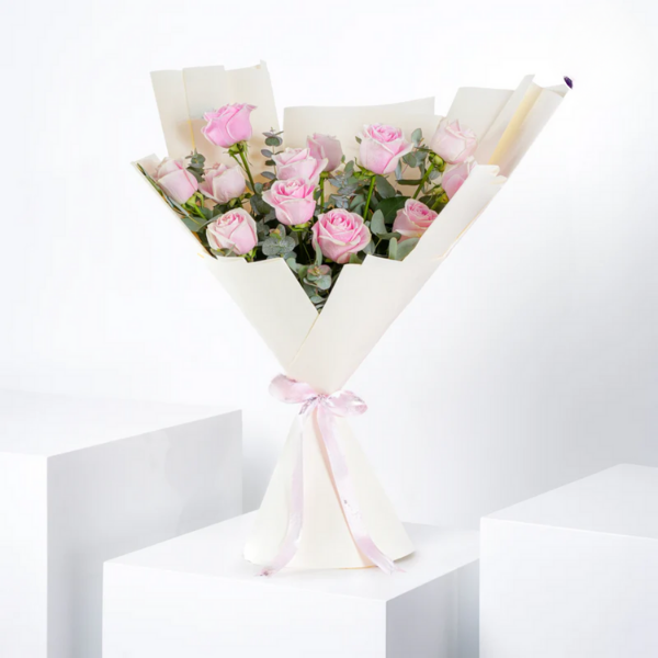 12 rosas rositas en ramo