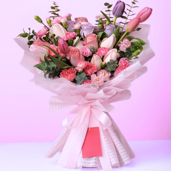 Tulipanes, rosas y claveles mixtos en ramo