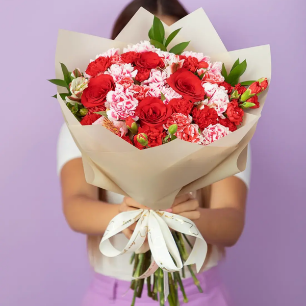 Ramo de rosas rojas, mini claveles y claveles rojos