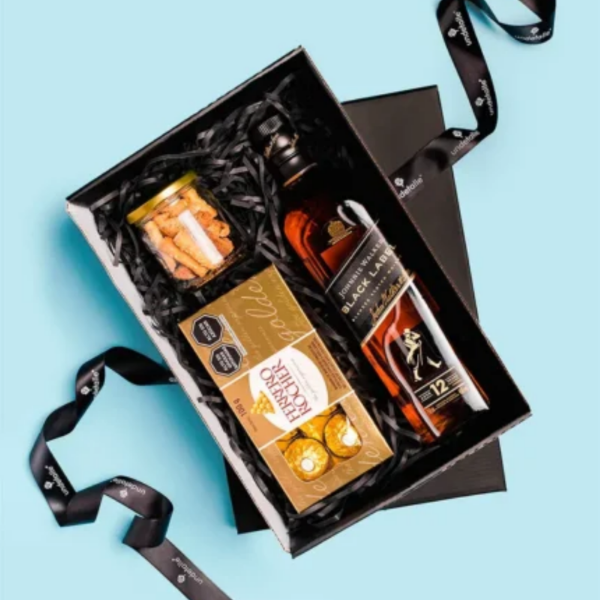 Kit, Wisky Black Label, chocolates ferrero rocher y cacahuates en caja