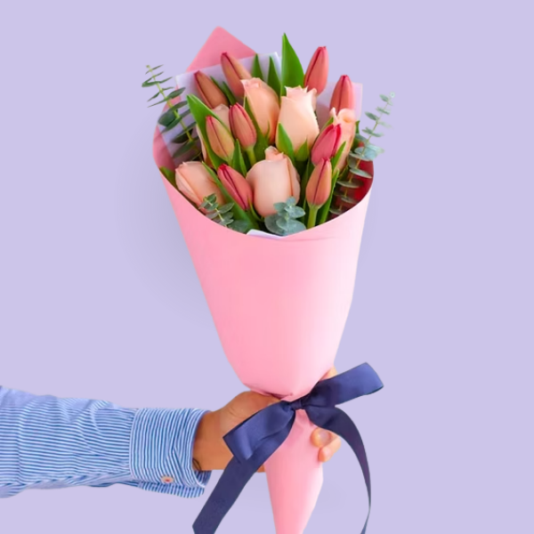 Tulipanes y rosas en ramo