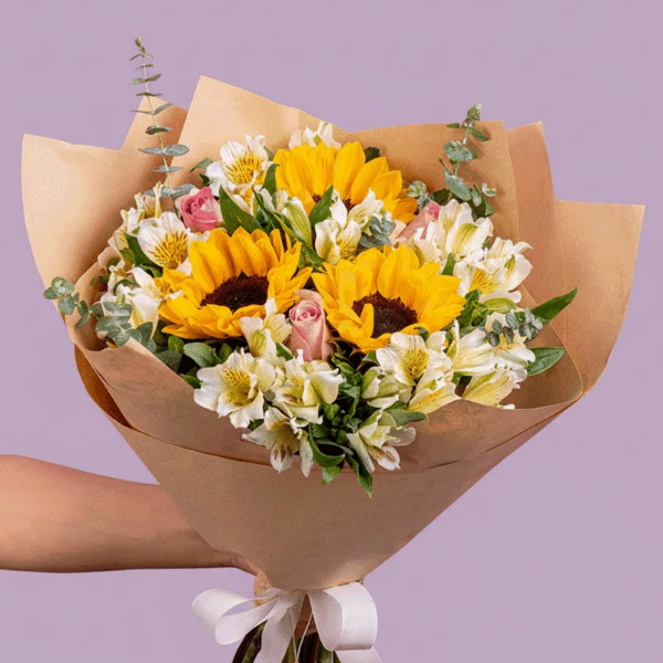 Ramo de 3 girasoles 3 rosas rositas y astromelias blancas