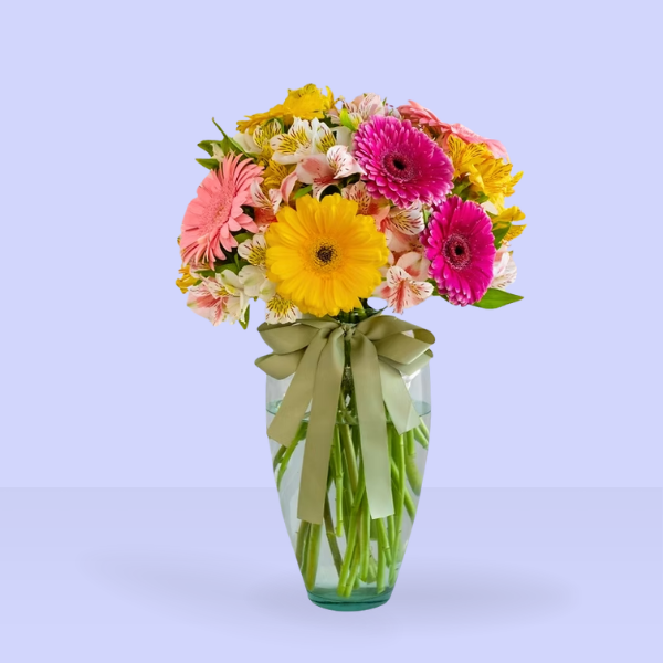 Gerberas rosas, amarillas y astromelias blancas con florero