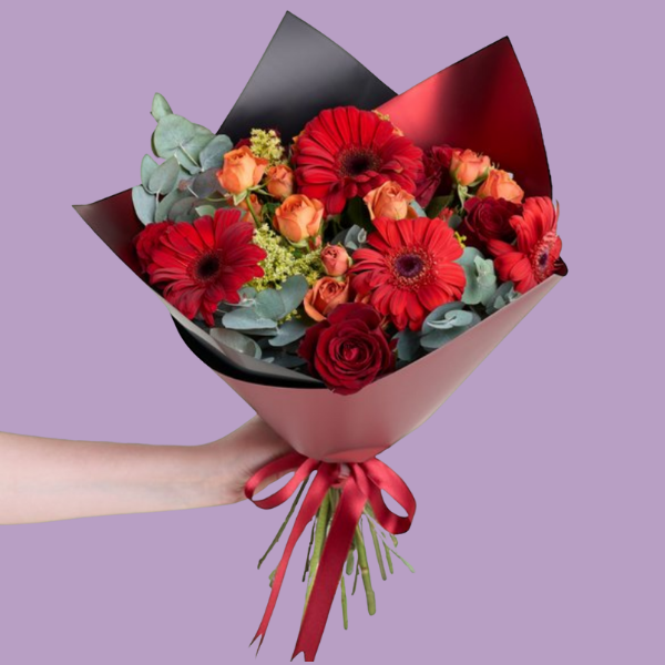 Gerberas y rosas rojas con mini rosas naranja en ramo